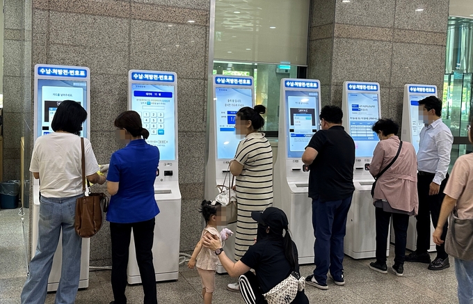 18일 오전 인천 인하대병원 수납·처방전 번호표 키오스크 앞에 시민들이 서있다. ( 사진 = 김주헌 기자 )