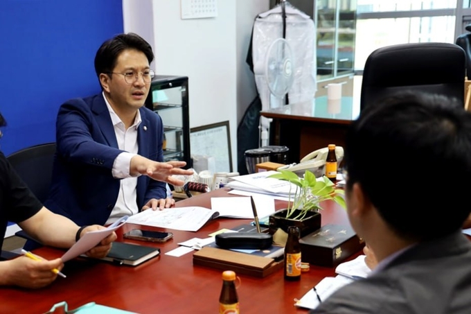 국가철도공단 관계자들이 전용기 의원에게 대면보고를 하고 있다(사진 = 전용기 의원사무실 제공)