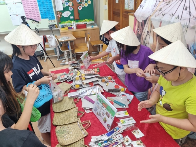 베트남 전통문화를 체험 중인 성남수정초등학교 학생들. (사진=성남교육지원청 제공)