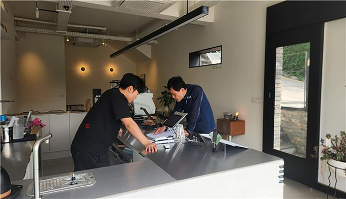 기후에너지과-성남시 에너지 설계사가 지역내 상가를 방문해 온실가스 감축 제도인 탄소중립포인트제 설명 중이다. (사진=성남시 제공)