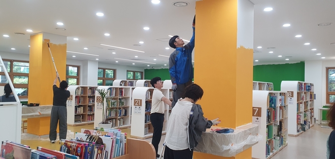 군포시 산본도서관 직원들이 도서관 유아 자료실 등을 직접 칠작업을 진행해 생동감 넘치는 도서관으로 탈바꿈시켰다. (사진=군포시산본도서관 제공) 