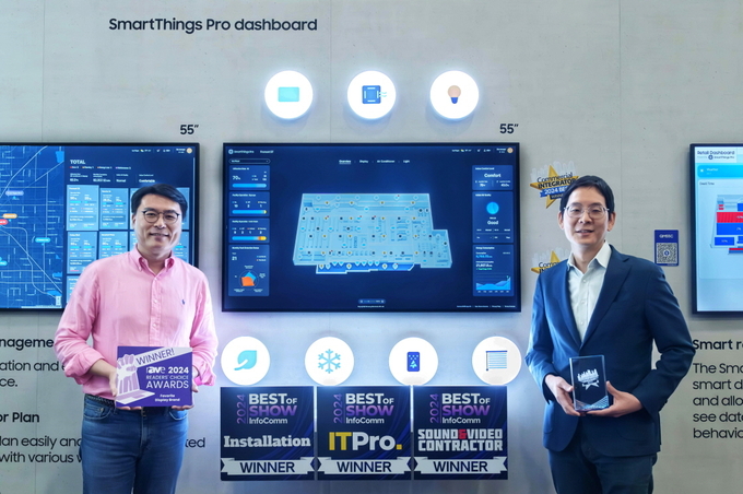 미국 라스베이거스에서 열린 북미 최대 디스플레이 전시회 '인포콤(InfoComm) 2024'에서 이원주 삼성전자 영상디스플레이사업부 B2B상품기획그룹 그룹장(왼쪽)과 박찬우 삼성전자 B2B통합오퍼링센터 B2B솔루션팀 부사장(오른쪽)이 어워드 기념 촬영을 하고 있다. (사진=삼성전자 제공)