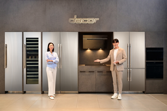삼성전자 모델이 삼성스토어 신세계 강남점에서 럭셔리 빌트인 가전 브랜드 '데이코(Dacor)' 제품을 소개하고 있다. (사진=삼성전자 제공)
