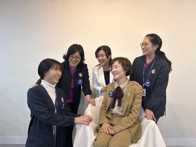 (왼쪽부터 시계방향) 국내 휴머니튜드 전문교육자 송보름달 인천광역치매센터 간호사, 윤세희 인천광역치매센터 사무국장, 신숙희 인천 제2시립노인치매요양병원 간호부장, 김혜신 인천광역치매센터 간호사, 김진옥 인천 제1시립노인치매요양병원 간호원장.