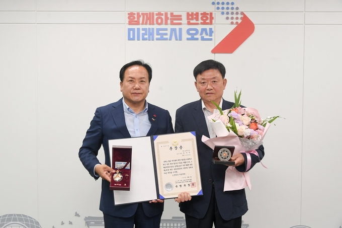  이권재 오산시장이 6·25전쟁 참전유공자인 고(故) 박지만 상사의 유가족에게 금성화랑무공훈장과 훈장증을 전수했다. (사진=오산시 제공)
