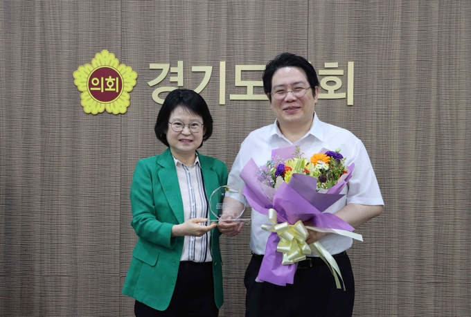 경기도의회 교육행정위원회 김현석 의원(오른쪽)이 경기도의회 교육행정위원회 의정 대상을 수상했다. (사진=과천시 제공)