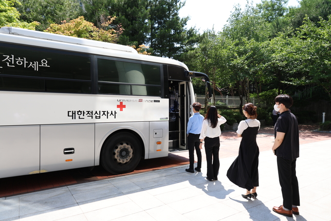 중부지방국세청 직원들이 헌혈 캠페인에 참여하며 사회공헌 활동을 전개했다. (사진=중부지방국세청 제공)