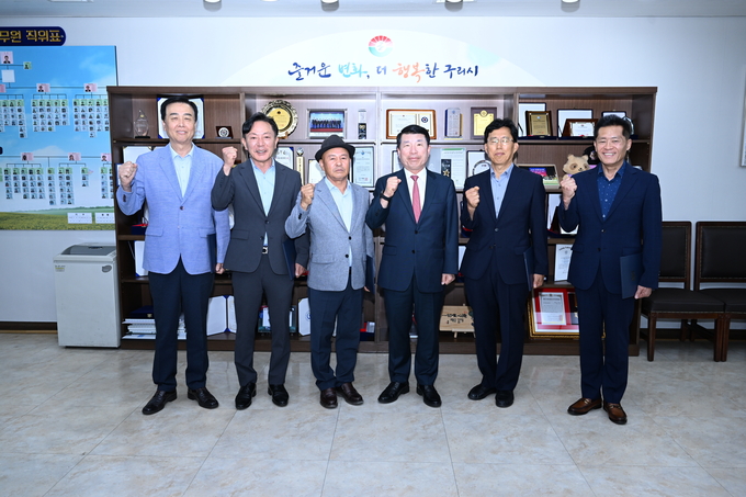 구리시상권활성화재단 이사장인 백경현 구리시장과 위촉장을 받은 임원추천위원들이 기념촬영을 하고 있다. (사진=구리시 제공)