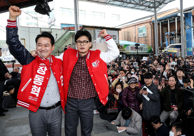 한동훈 국민의힘 전 비상대책위원장(오른쪽)이 22대 총선 때인 지난 3월 22일 충남 보령 중앙시장에서 장동혁 후보와 시민들에게 인사하고 있다. (사진=연합뉴스)