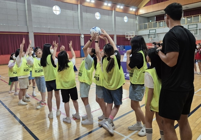 안양 덕천초의 'FC안양 학교원정대 프로그램' 모습. (사진=덕천초 제공)