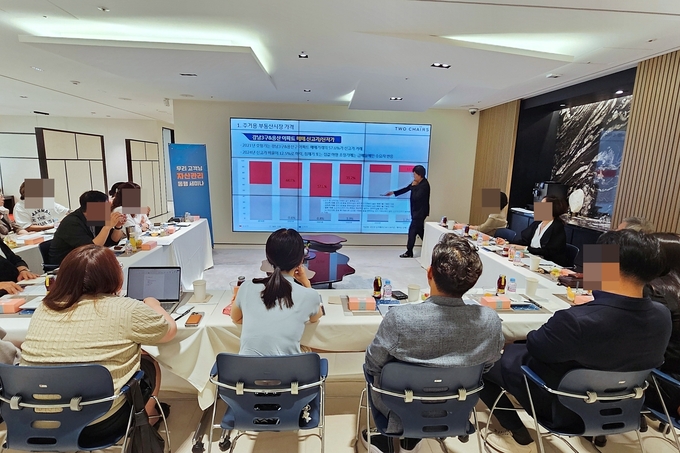 함영진 부동산리서치랩장이 지난 11일 개최된 세미나에서 주거용 부동산 시장에 대한 강의를 진행하고 있다. (사진=우리은행 제공)