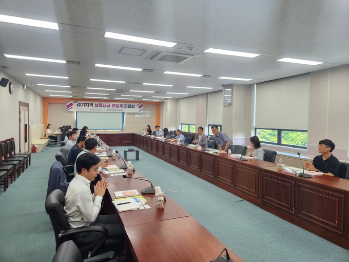경기지방중소벤처기업청이 19일 경기중기청 3층 대회의실에서 납품대금 연동제 동행기업과 함께 '경기지역 납품대금 연동제 간담회'를 개최했다. (사진=경기지방중소벤처기업청 제공)