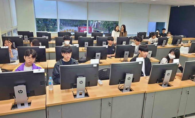 성남시청소년재단 산하 분당서현청소년수련관이 과학 멘토링 프로그램 'IT 희망학교'를 운영한다. (사진=성남시청소년재단 제공)