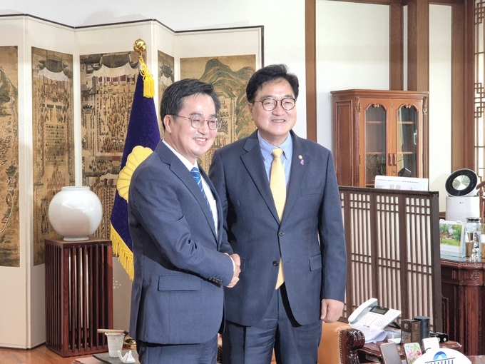 김동연 경기도지사(왼쪽)과 우원식 국회의장이 20일 오전 국회에서 만나 면담 전 기념사진을 찍고 있다. (사진=김한별 기자)