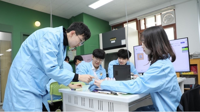 과학 실험하는 학생들(사진=경기도교육청 제공)