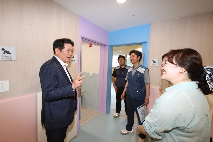 최대호 안양시장이 20일 비산초교 주변지구 청년임대주택을 방문해 현장 점검하고 있다. (사진=안양시 제공)