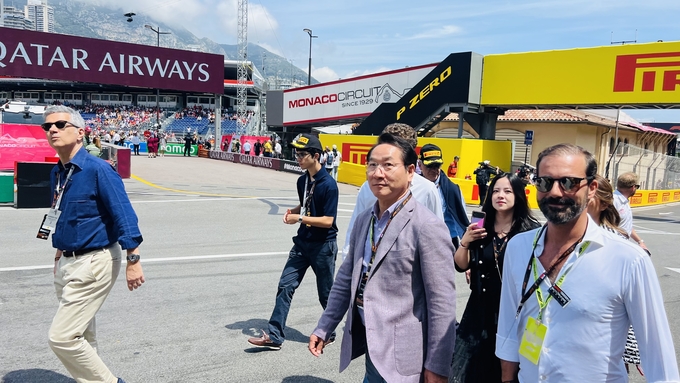 유정복 인천시장이 지난달 26일(현지시간) 모나코에서 열린 F1 그랑프리(Formula One Grand prix)에서 F1 관계자들과 시설을 둘러보고 있다. ( 사진 = 인천시 제공 )