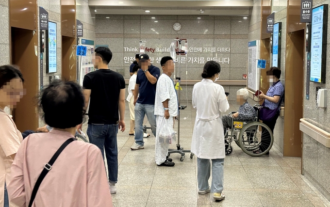 인하대병원 엘리베이터 앞에 환자·보호자·의료진 등이 모여있다. ( 사진 = 경기신문 DB )
