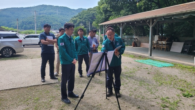 홍지선 남양주시 부시장이 20일 본격적인 장마철을 앞두고 집중호우 취약지역 점검을 하고 있다.(사진=남양주시 제공)