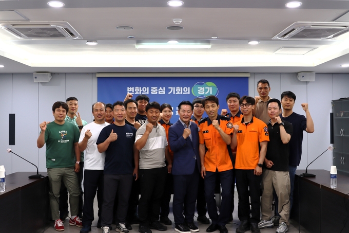 화성소방서는 지난 20일 소방서 소회실에서 화재진압 대원을 대상으로 최근 빈번히 발생하고 있는 전기자동차 화재진압을 위해 직무역량 강화 굥규을 실시하고 참가대원들과 기념촬영 모습. (사진=화성소방서 제공)