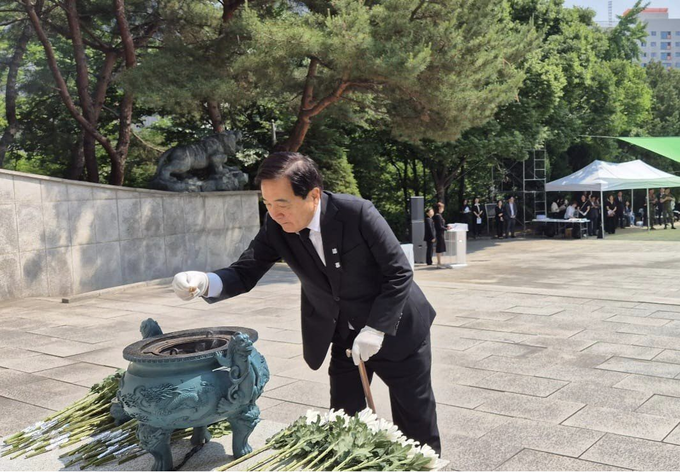 심재철 전 국회의원이 지난 6일 현충일에 안양 현충탑을 참배하고 있다.(사진=심재절 전 의원)