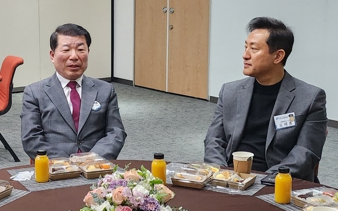 구리시 서울 편입과 광역교통대책 등 현안을 교환하는 백경현 구리시장(왼쪽)과 오세훈 서울시장(사진=구리시 제공)