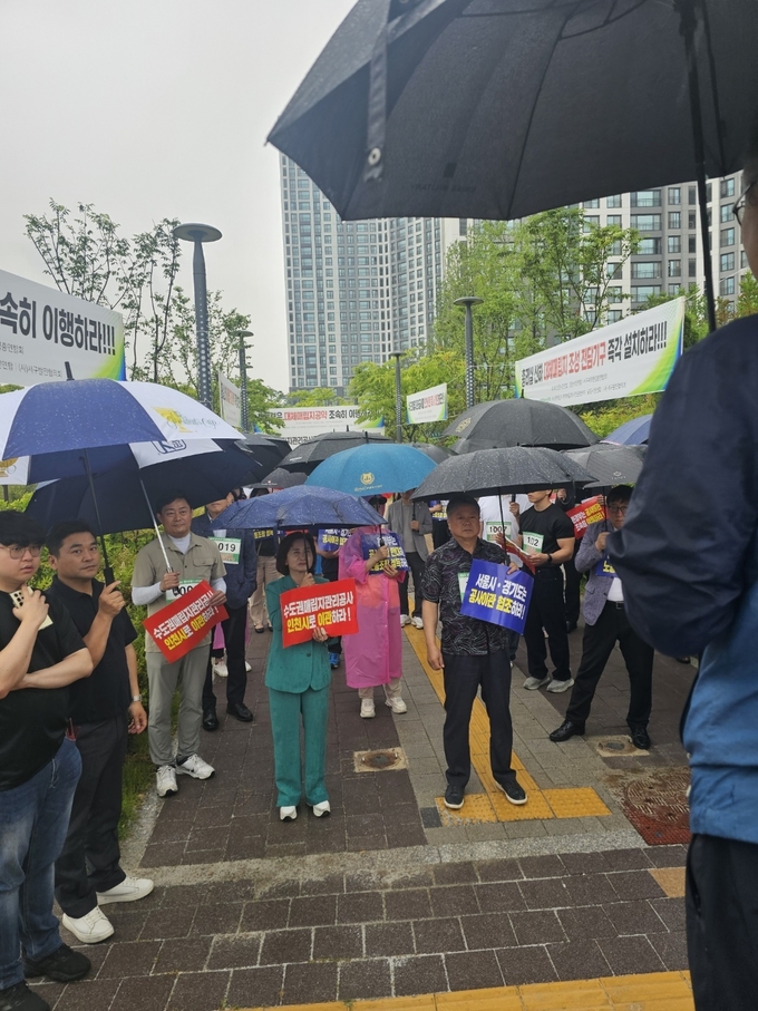 이행숙 조직위원장 등 정치권 인사가 시민들과 함께 환경부의 미온적 태도를 규탄하는 김송원 인천경실련 사무처장의 발언을 듣고 있다. ( 사진 = 검단시민연합 제공 )