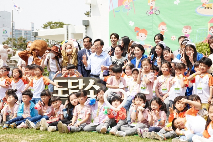 지난해 5월 도담소 어린이날 기념 초청 행사에서 김동연 경기도지사와 어린이들이 기념촬영을 하고 있다. 기사와는 무관함. (사진=경기도 제공)