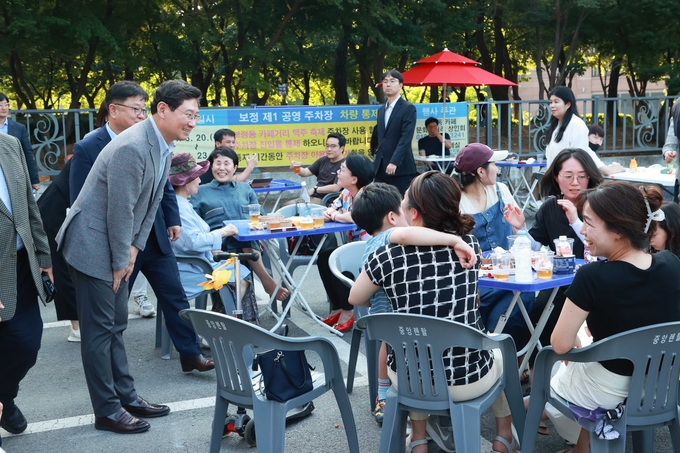 이상일 시장이 지난 21일 기흥구 보정동 카페거리 일원에서 개최된 ‘2024 BOCA Summer 맥주 페스티벌’에 참여해 시민들과 인사를 나누고 있다. (사진=용인시 제공)