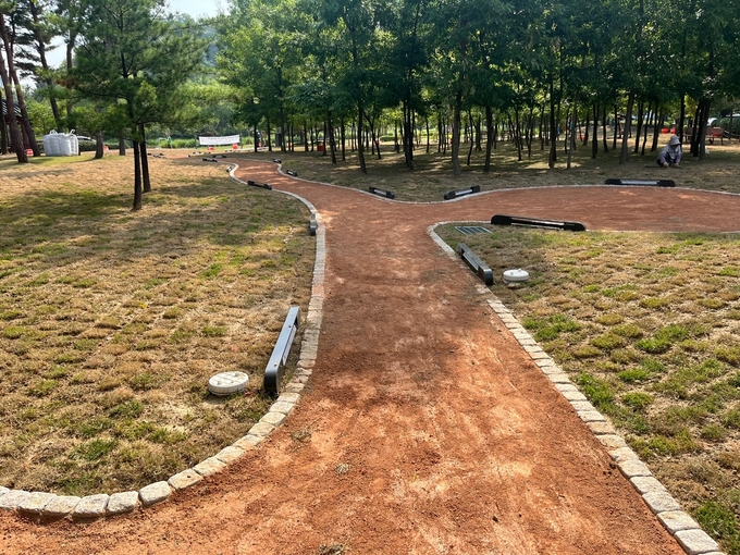 개선된 오산시 고인공원 황톳길. (사진=오산시 제공)