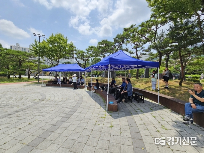 23일 부천 안중근 공원에서 '2024 거리로 나온 예술' 공연을 관람하기 위한 관람객들이 객석에 앉아 있다. (사진=고륜형 기자)