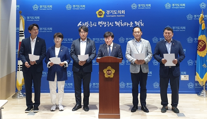 경기도의회 더불어민주당 남종섭(용인3) 대표의원과 조성환(파주2) 수석부대표, 안광률(시흥1) 정책위원장, 황대호(수원4) 수석대변인, 명재성(고양5) 정무수석부대표, 고은정(고양10) 기획수석부대표 등이 24일 경기도의회에서 기자회견을 진행하고 있다. (사진=나규항 기자)