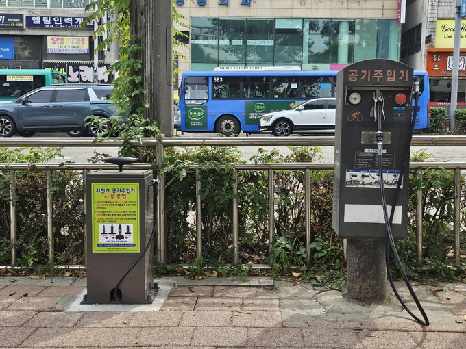 안양시 만안구가 새로 설치한 수동형 자전거 공기주입기(오른쪽). (사진=안양시 만안구 제공)