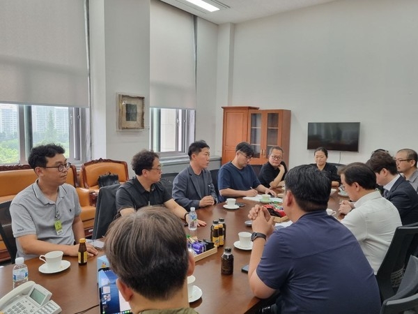 전국언론노동조합과 전재수 신임 국회 문화체육관광위원장의 간담회 모습. (사진=전국언론노동조합 제공)