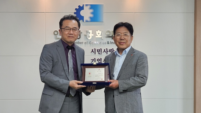이상범 인천상공회의소 상근부회장이 나눔리더 가입식을 하고 기념사진을 찍고 있다. ( 사진 = 인천사회복지공동모금회 제공 )