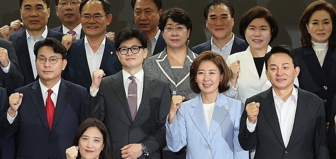 국민의힘 당대표 출마 선언을 한 윤상현 의원(앞줄 왼쪽 두번째부터), 한동훈 전 비상대책위원장, 나경원 의원, 원희룡 전 국토부 장관이 24일 오전 국회에서 열린 국민의힘 초선의원 공부모임에 참석해 기념촬영을 하며 파이팅하고 있다. (사진=연합뉴스)