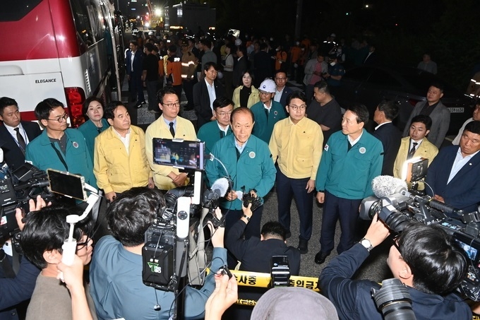 황우여 국민의힘 비상대책위원장과 국민의힘 의원들이 24일 오후 화성시 서신면 소재 공장에서 발생한 화재 현장을 방문해 발언을 하고 있다. (사진=옥지훈 기자)