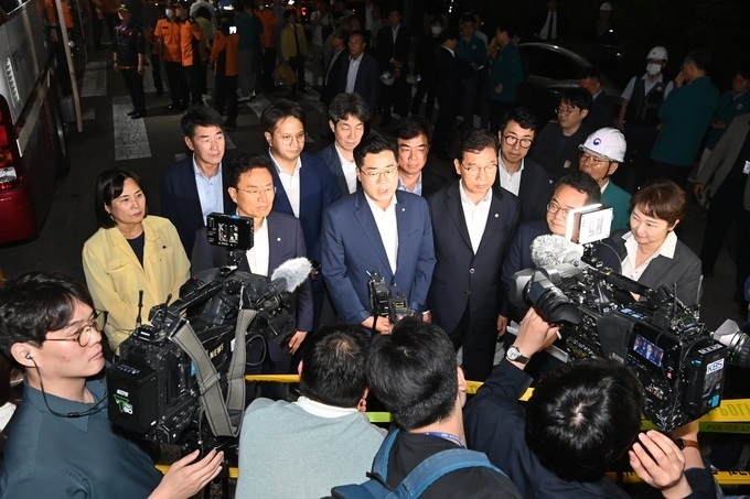 박찬대 더불어민주당 원내대표와 민주당 의원들이 24일 화성시 서신면 소재 공장에서 발생한 화재현장을 방문해 발언을 하고 있다. (사진=옥지훈 기자)