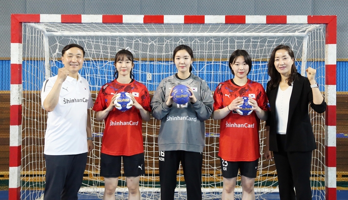 문동권 신한카드 사장(왼쪽)이 (왼쪽 두 번째부터)여자 핸드볼 국가대표 신은주 선수, 박새영 선수, 우빛나 선수, 장리라 대한핸드볼협회 부회장과 함께 대표팀의 선전을 기원하며 기념촬영을 하고 있다. (사진=신한카드 제공)