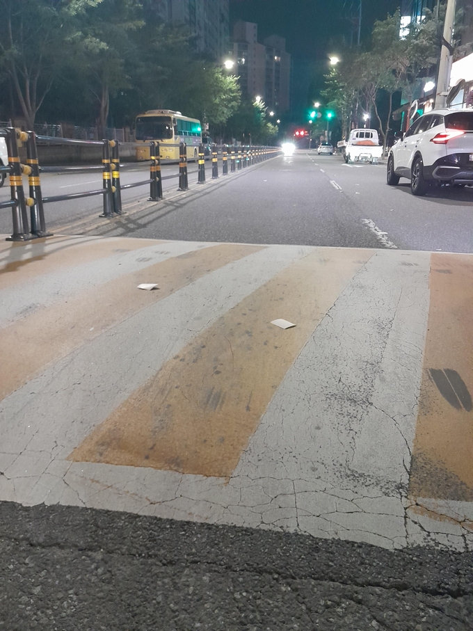 인천 원당동 도로에 떨어진 대남풍선 잔여물로 추정되는 종이 ( 사진 = 인천소방본부 제공 )