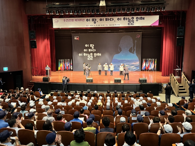 성남시는 25일 오전 10시 청사 내 1층 온누리 홀에서 ‘6·25전쟁 74주년 기념식’을 진행했다. 사진은 신상진 성남시장이 유공자 표창을 하는 모습이다. (사진=성남시 제공)