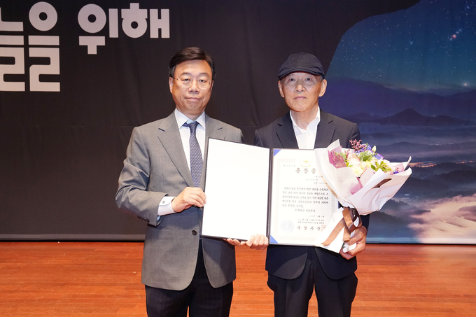 신상진 성남시장(왼쪽)은 6·25전쟁 참전용사 고(故) 윤영 상병의 유족인 동생 윤철(75·수정구 복정동)에게 무성화랑 무공훈장과 훈장증을 전수했다. (사진=성남시 제공)