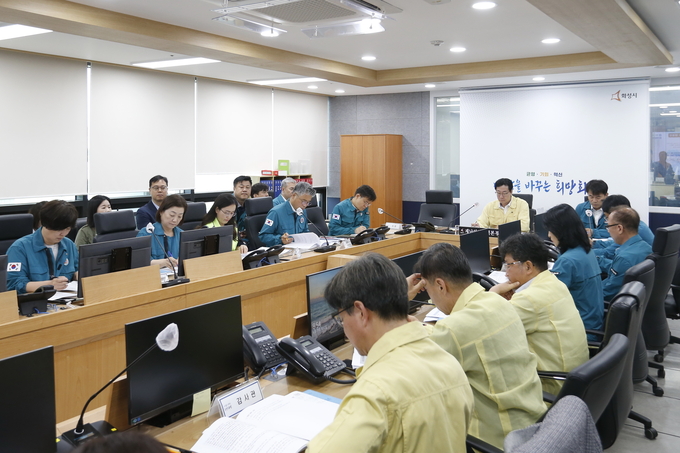 화성시가 서신면 전곡리 아리셀 공장 화재 사건 관련 긴급 재난안전대책회의를 주재하고 행정안전부에 '특별재난지역 선포'를 건의했다. (사진=화성시 제공)