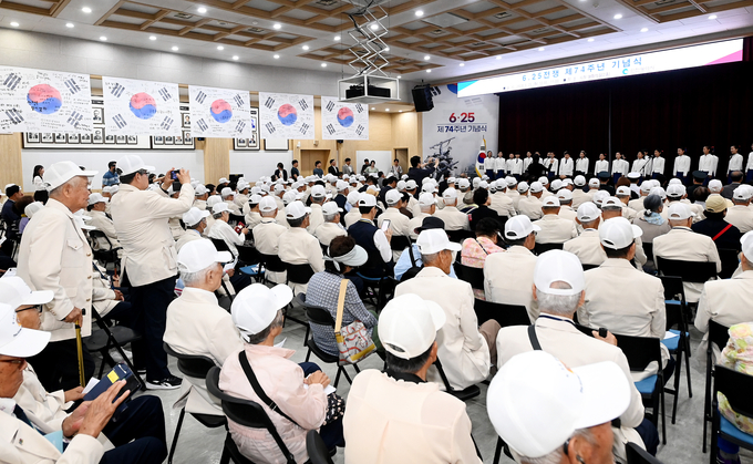 25일 인천시청 대회의실에서 열린 '6.25전쟁 제74주년 기념식'에서 인천시립소년소녀합창단이 '늙은 군인의 노래' 헌정공연을 하고 있다. ( 사진 = 인천시 제공 )