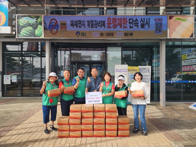 청운면 새마을회가 사랑나눔 감자를 기부하고 있다. (사진=청운면 행정복지센터 제공)