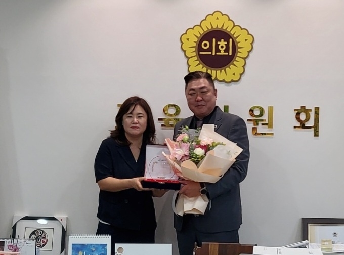  신충식 인천시의원이 인천교사노조로부터 감사패를 수여받고 기념사진을 찍고 있다. ( 사진 = 인천교사노조 제공 ) 