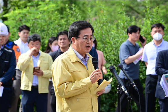 25일 화성시 리튬 제조공장 화재현장에서 김동연 경기도지사가 브리핑을 하고 있다. (사진=옥지훈 기자)