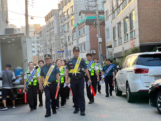 오산경찰서는 지난 24일 궐동원룸지역 일대에서 民·學·警 범죄예방 합동순찰을 진행하고 있다. (사진=오산경찰서 제공)