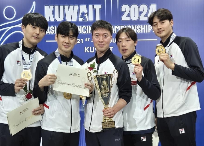 25일(현지시간) 쿠웨이트의 쿠웨이트시티에서 열린 2024 아시아펜싱선수권대회 남자 사브르 단체전에서 우승을 차지한 한국 선수단이 기념사진을 찍고 있다. (사진=대한펜싱협회 제공)