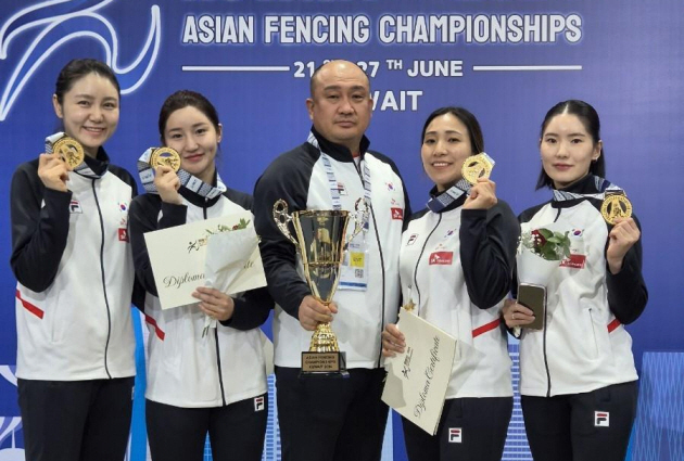 25일(현지시간) 쿠웨이트의 쿠웨이트시티에서 열린 2024 아시아펜싱선수권대회 여자 에뻬 단체전에서 우승을 차지한 한국 선수단이 기념사진을 찍고 있다. (사진=대한펜싱협회 제공)